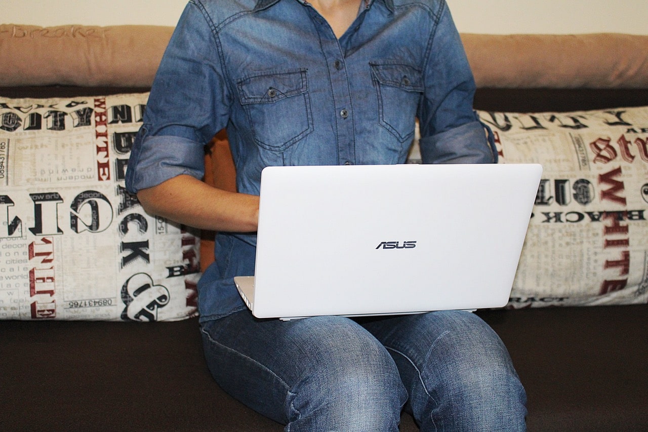 girl working on her laptop Body language